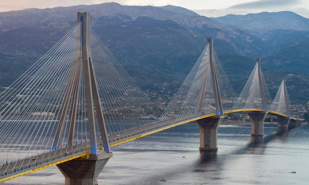 Ρίο - Αντίρριο: Εξετράπη αυτοκίνητο με μετανάστες - Διέφυγαν οι διακινητές
